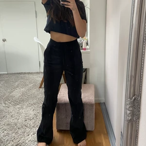 Sametsbyxor - Jätte fina sammetsbyxor från ZARA i storlek XS. Byxorna är aldrig använda💗