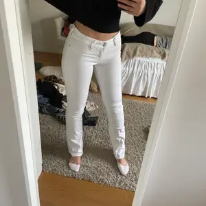 Säljer mina lågmidjade lee jeans. W27 L34, buda i kommentarerna. Frakt tillkommer 