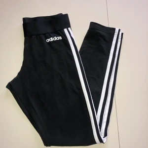 Adidas tights storlek 34 - 📌Ett par jättefina adidas tights storlek 34-36. Säljer då dem inte kommit till användning så är endast använda 2-3 ggr! Skriv vid frågor!🖤