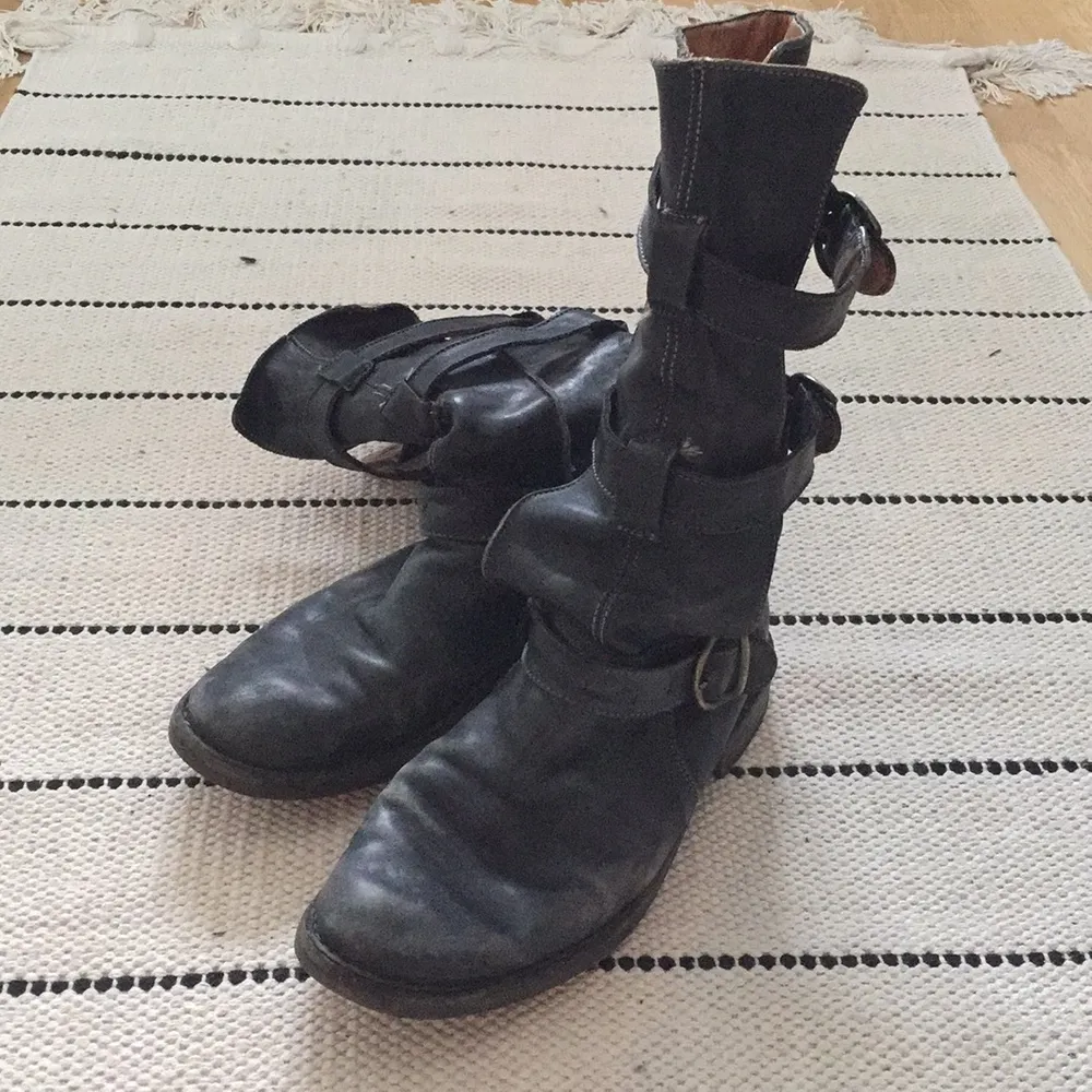 Rätt så slitna (men snyggt om man gillar det). Går att byta/sätta dit en ny yttersula såklart. Otroligt snygga men för mig lite obekväma då jag har breda fötter.... Kengät.