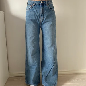 Jeans från WEEKDAY - Ace High Wide jeans.Raka jeans, smala i midjan, högmidjade, nyskick och använda en gång, säljs pga inte min stil, köpte för 599 säljs för 300 +frakt