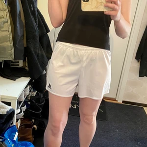 Vita tunna shorts från Adidas i stl S - Fint använt skick