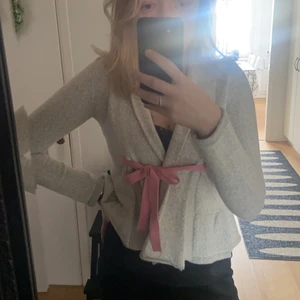 Odd Molly kofta  - Grå och rosa odd Molly kofta i storleken 0/Small