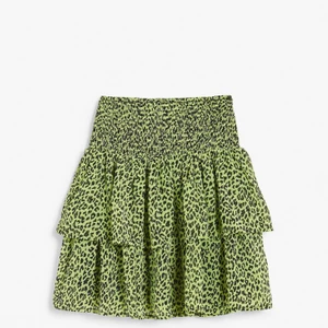 Volangkjol  - Säljer denna fina kjol från Kappahl! Den är från barn sidan men storlek 170 så passar en S/M! Slutsåld på hemsidan!💕 Skriv privat för mer bilder eller frågor! 💕 BUD JUST NU: 120kr💕