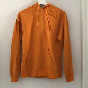 Jättefin hoodie köpt på carlings💕 säljs då den inte används längre. Fint skick. Frakt tillkommer! Hör av er om ni vill ha fler bilder🥰