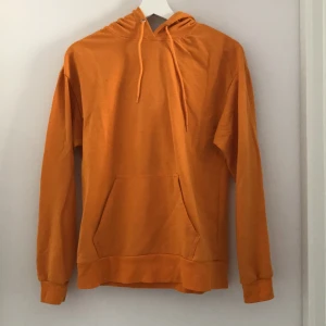 Orange hoodie - Jättefin hoodie köpt på carlings💕 säljs då den inte används längre. Fint skick. Frakt tillkommer! Hör av er om ni vill ha fler bilder🥰
