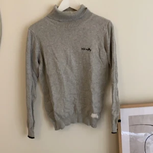 Stickad polotröja - Kanppt använd! Passar XS-M beroende på hur man vill ha den💫 Lite ljusare grå i vekrligheten 
