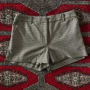 Rutiga shorts  - Rutiga secondhand shorts som är midwaist. Knäppe och dragkedja. Går både att ha på sommaren och med svarta strumpbyxor under, sparsamt använda. Skriv för fler bilder/mått! Allt så bort på min sida pga flytt! Priser går att diskutera! :)