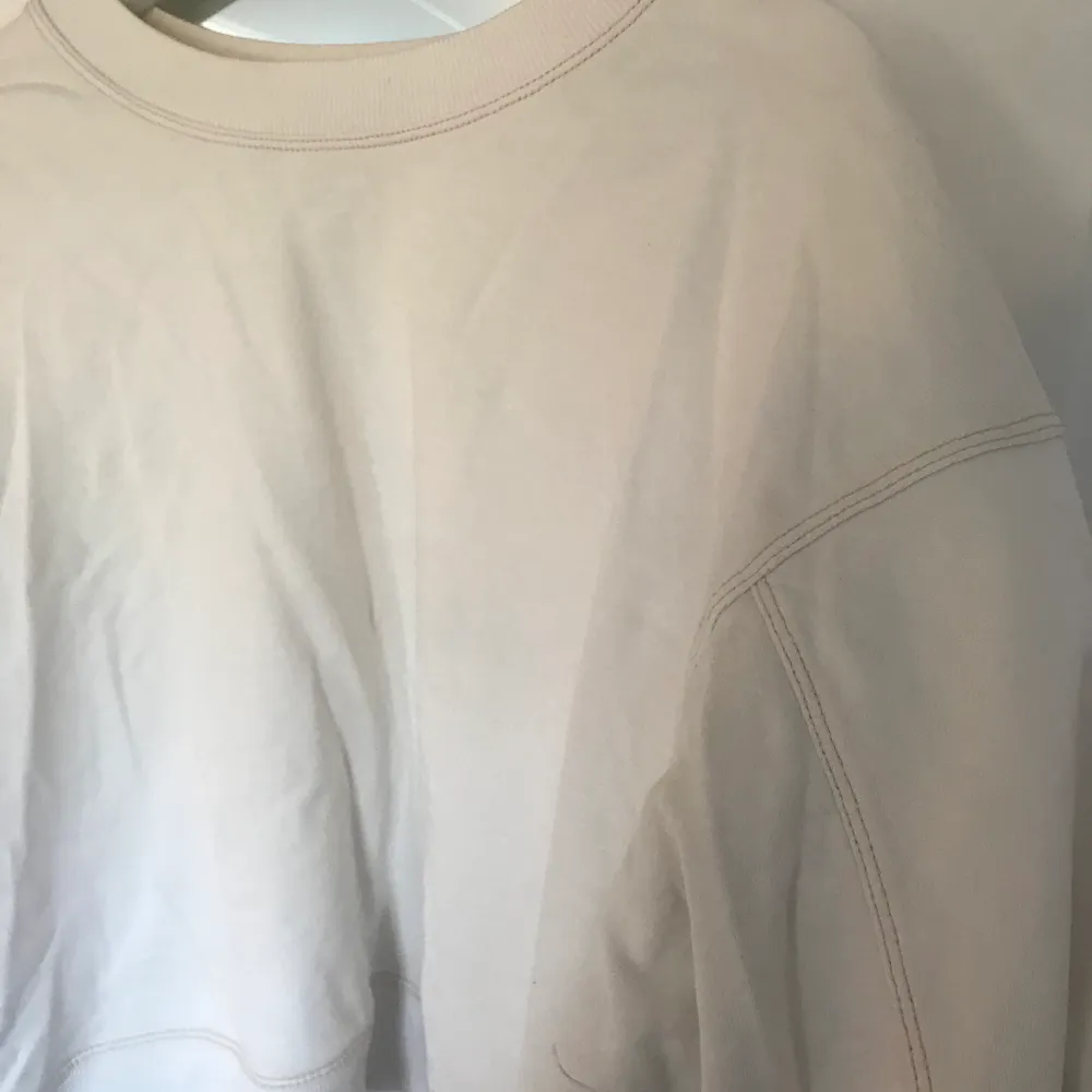 En jätte fin vit sweatshirt med beigea sömmar i storlek s,köpare står för frakt. Hoodies.