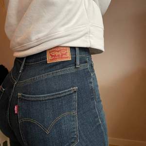 INTRESSEKOLL!!! På dessa assnygga jeans, mjukt material vilket gör att de formar sig väldigt snyggt. Ett par 314 shaping straight i strl 28. Säljer vid bra bud!!!🤎 köpta i New York. Perfekt längd för mig som är 168