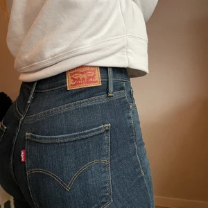 Levi’s jeans  - INTRESSEKOLL!!! På dessa assnygga jeans, mjukt material vilket gör att de formar sig väldigt snyggt. Ett par 314 shaping straight i strl 28. Säljer vid bra bud!!!🤎 köpta i New York. Perfekt längd för mig som är 168