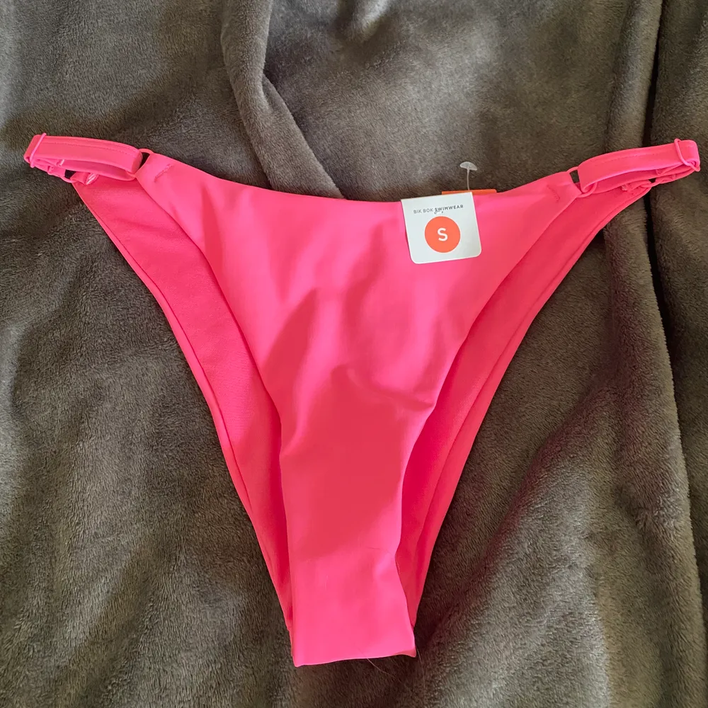 En neonrosa bikini underdel från BikBok som är helt oanvänd med hygienplasten kvar och även prislappen, helt oanvänd då den var för stor för mig💞 . Övrigt.