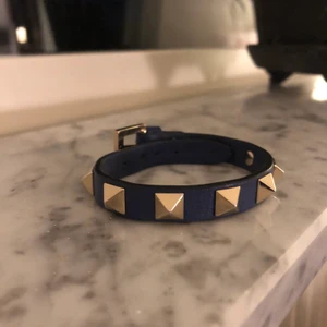 Valentino armband  - Säljer mitt blåa Valentino armband! Låda,dustbag, och tre nitar tillkommer! Bud:1100kr