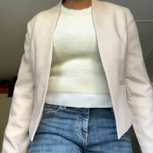 Blazer från hm!!! - En beige blazer från hm!!! Det är storlek 42 men sitter som en S. För mer bilder eller frågor är det bara att skriva:)