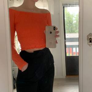 Superfin orange tröja som nästan blir neon🧡 Från Gina Tricot & använd fåtal gånger men kommer inte till användning något mer🥺