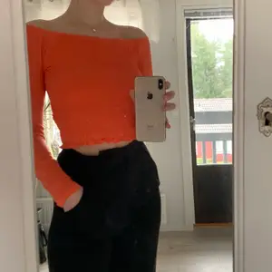 Superfin orange tröja som nästan blir neon🧡 Från Gina Tricot & använd fåtal gånger men kommer inte till användning något mer🥺