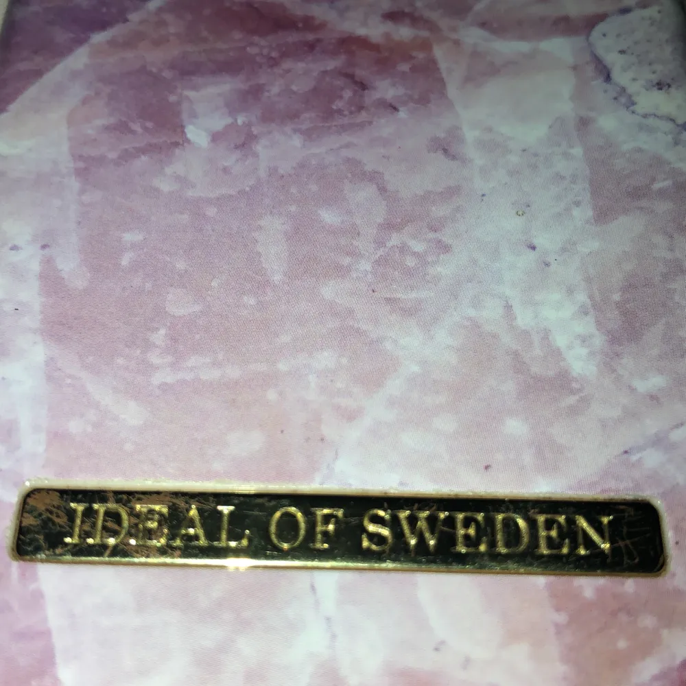 Ett rosa marmor skal från Ideal of sweden, orginal 300kr men jag säljer för 150kr, passar för iPhone 6,7,8 och köparen står för frakten ❤️. Accessoarer.