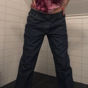 Jeans - Vida långa jeans. Hyfsat lågmidjade, väldigt snyggt. Insydd resår i midjan så den trillar inte ner. Tror de var M men passar nu S lika bra. Priset går att diskutera:)