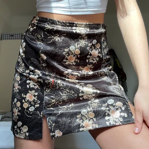 Kjol, Urban Outfitters - Jättefina kjol från Urban outfitters i Storlek M som jag köpte i London hösten 2019. Två fina slitsar, o är extra fin i solen.