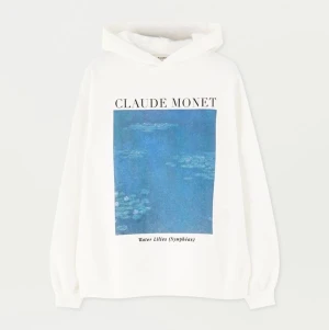 Pull and bear hoodie - Säljer en hoddie från pull and bear med tryck på. Den är i storlek s men skulle säga att den är lite oversized beroende på hur man vill att den ska sitta. Den är i ett ganska bra skick då ja använt den några gånger.😍