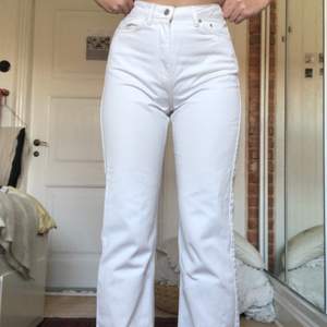 Jättesnygga vita raka jeans från weekday i modellen row🥰 strl 27/32. Säljer då de är lite för korta för mig som är 174 cm