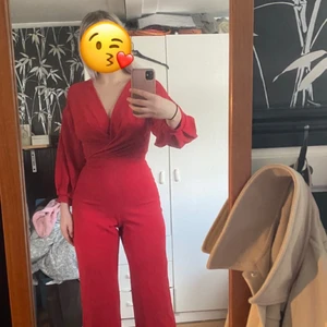 Fin röd jumpsuit  - En fin röd jumpsuit från boohoo i storlek 36. Fint ”ribbat” material. Snörning man kan knyta både vid magen och ryggen. Finns i Bollnäs annars står köparen för frakten 