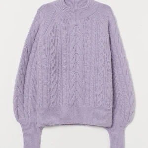 Lila Kabelstickad tröja! - Säljer min Super mysiga lila kabelstickade tröja från H&M!💕             Tröjan har långa muddar och är i ullmix, säljer pga den tyvärr inte kommer till användning längre.                                 Det är bara att fråga om du har några frågor eller vill ha fler bilder! Jag kan mötas upp i Stockholm eller fraktar mot att köparen står för frakten 😊