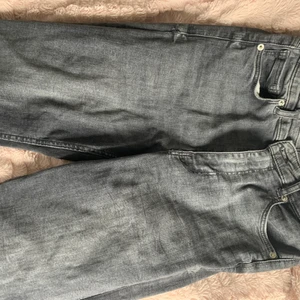 Jeans med slits från zara strl 38 - Jättefint skick, använda typ en enstaka gång. Sitter superfint