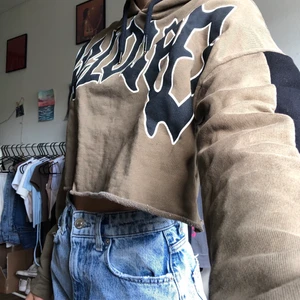 croppad hoodie  - ascool croppad hoodie från topshop!! grönbrun i färgen☺️💞 så fin men kommer tyvärr inte till användning😪