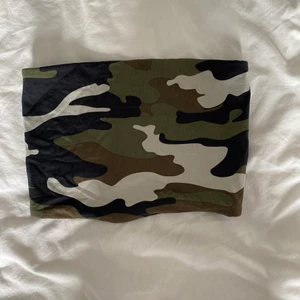 Bandeau topp - Militärfärgad bandeau topp från Berskha, jätte fin till sommaren! Är storlek S men är väldigt stretchig så passar nog XS-S🌸 Använd fåtal gånger, 40kr ink frakt🦋
