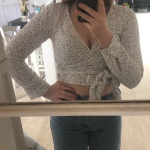 Knyttröja - En kort knyttröja med svarta prickar. Från HM i storlek 38. Väldigt långa snören så det går att knyta många gånger. Finns ett hål i högra sidan där man trär igenom snöret så ni vet så ska det vara där. 