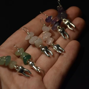Örhänge tand kristaller  - Örhängen med äkta kristaller och tandberlocker! Dessa går bara att köpa via min Etsy, @benochsten ! Där kan du välja vilken kristall du vill ha osv, kika in där! Hitta en länk dit via min Instagram, @ben_och_sten :) 