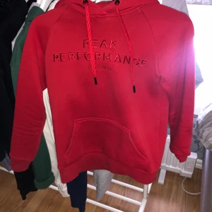 Peak Performance Hoodie - Hoodie från Peak Performance. Storlek XS. Måttligt använd men fortfarande i bra skick!