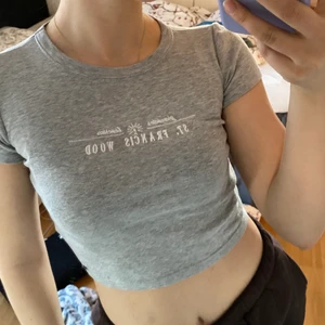 Grå babytee  - Grå tröja i perfekt skick. Säljer för 80kr, köpare står för frakt! 