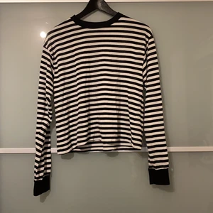 Randig långärmad  - Randig tröja från Brandy Melville. One size men skulle säga att det är xs-s. Bud från 100kr. Köparen står för frakten! 💙