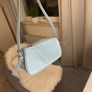 Väska från nelly - Fin väska från Nelly i bra skick. Jättefin till sommar och vår. Frakt tillkommer 