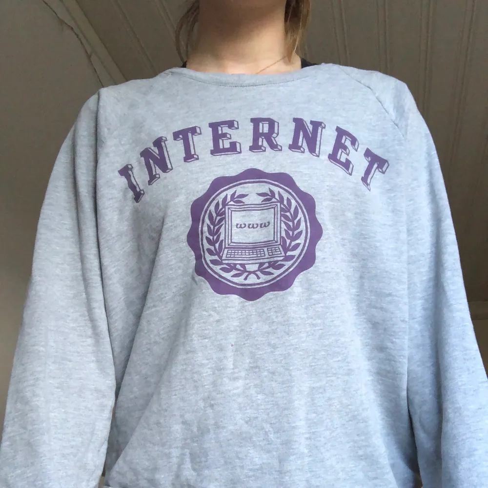 En sweatshirt i strlk m , står internet men tänker man inte på det så ser det ut som en collage tröja! 85kr+frakt. Toppar.