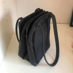 Svart liten väska  - En söt liten köpt på secondhand, i nyskick 