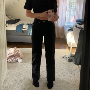 Madlady jeans - Svarta jeans från madlady. Storlek 36. I mycket bra skick. Nypris 549kr. Köparen står för frakt.