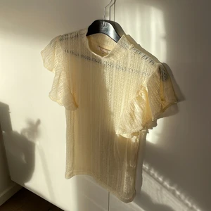 En kortarmad blus - En kortarmad blus med volag ärm✨ Plagget är i storlek Xs✨ För fler bilder kom privat, priset kan diskuteras✨✨