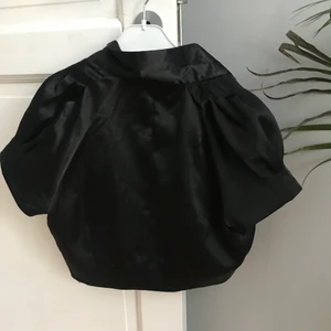 kavajbolero - Supersöt Kort T-shirt kavaj/ kavajbolero från märket Vila i storlek M. 