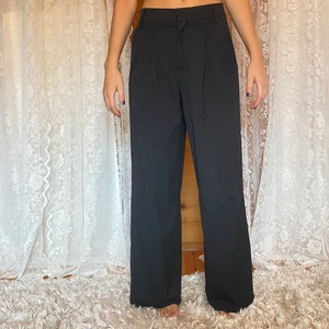 Svarta kostymbyxor från Zara - Midwaist svarta vida kostymbyxor från zara i väldigt gott skick 🌟🌟 storlek S