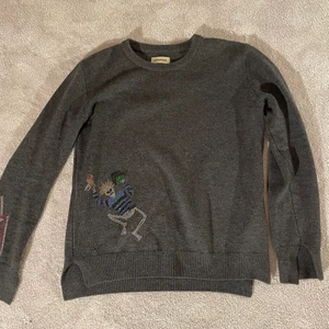 Zadig Tröja  - Så fin Zadig et Voltaire tröja som är gjord av ull och Kashmir med jätte snygga tryck på. 