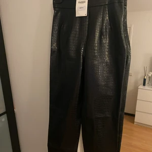 Zara byxor  - Ormskinn byxor, oanvända 