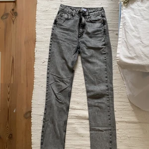 Zara Jeans - Säljer dessa fina jeans från Zara pågrund av att de inte kommer till användning. De är i nyskick, högmidjade och i en fin urtvättad grå färg. 