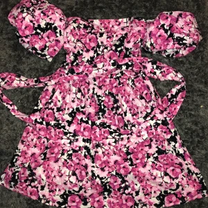 Blommig klänning  - Blommig klänning från ginatricot. Aldrig använt 