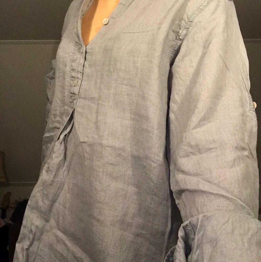 grå linneskjorta från h&m. den är oversized i modellen och går ner till låren på mig som är 165 cm.. Skjortor.