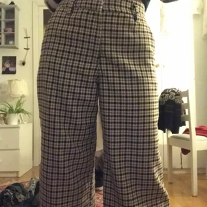 rutiga byxor - beigea, rutiga byxor från h&m. jag är 165cm och byxorna slutar vid mina anklar. 