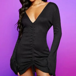 Oanvänd klänning från Shein, storlek M/38 - Säljer denna för att jag inte tyckte att tyget såg ut som på bilden:( Det är ett typ av ”stickat” tyg, superfin annars men den höll inte måttet för mig, plus så är den lite för kort på mig! Den är ganska liten i storleken.