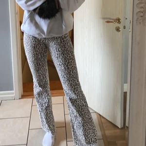 Leopard jeans från nakd - Slutsålda jeans från nakd. Passar någon som är runt 170, lite för korta på mig som är 178💗💗